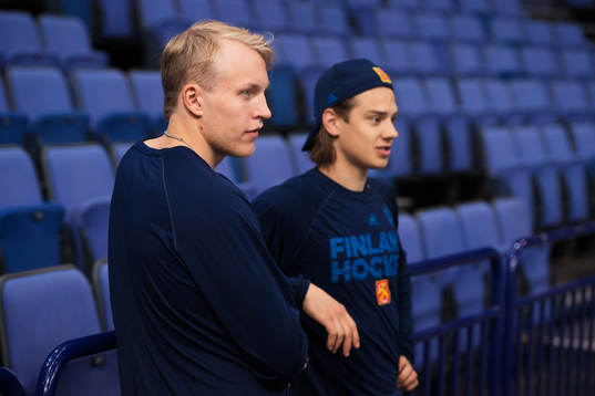 Finlands Patrik Laine och Sebastian Aho kollar på Sveriges