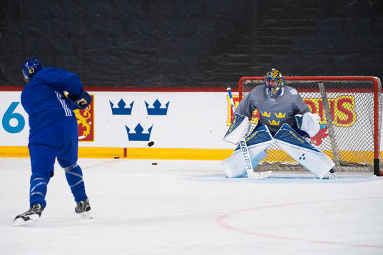 Hampus Lindholm skjuter mot Henrik Lundqvist