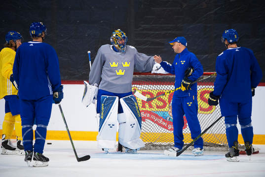 Henrik Lundqvist får instruktioner av målvaktstränare