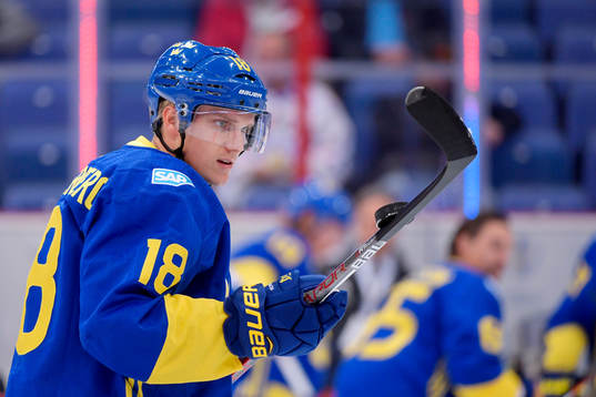 Sveriges Jakob Silfverberg blaserar med pucken