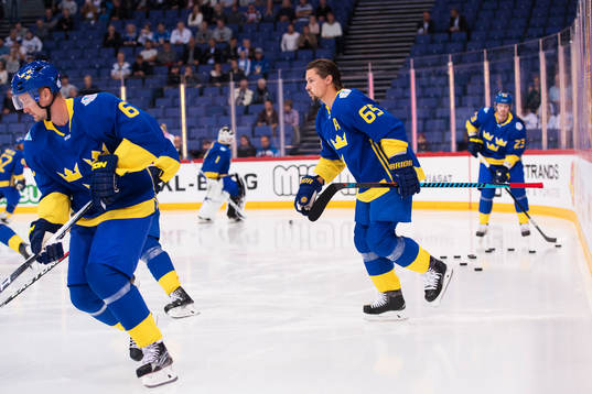 Sveriges Erik Karlsson på uppvärmningen