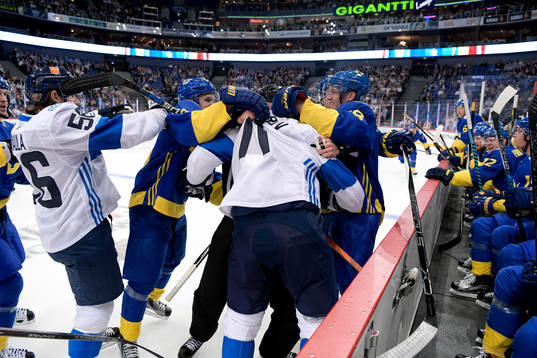 Finlands Leo Komarov bråkar framför Sveriges bänk