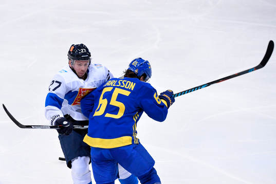 Finlands Joonas Donskoi tacklas av Sveriges Erik Karlsson