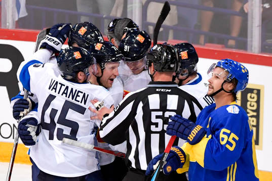 Finlands Aleksander Barkov jublar med lagkamraterna