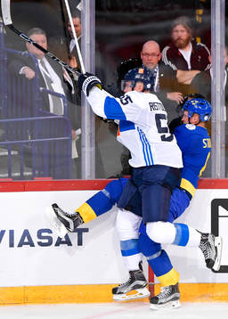 Finlands Rasmus Ristolainen tacklar Sveriges Anton Strålman