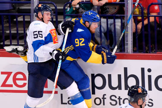 Finlands Rasmus Ristolainen tacklar Sveriges Gabriel