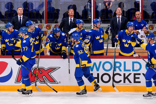 Sveriges Gabriel Landeskog jublar med lagkamraterna
