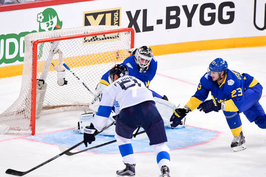 Finlands Valtteri Filppula utmanar Sveriges målvakt Jhonas
