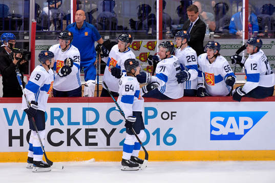 Finlands Mikael Granlund jublar med lagkamraterna
