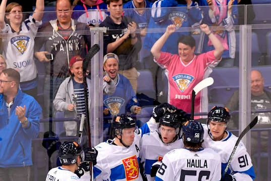 Finlands Olli Määttä jublar med lagkamraterna