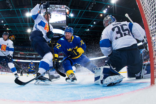 Sveriges Patric Hörnqvist oroar framför Finlands målvakt