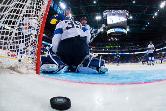 Sveriges Gabriel Landeskog jublar när 1-2-pucken går in