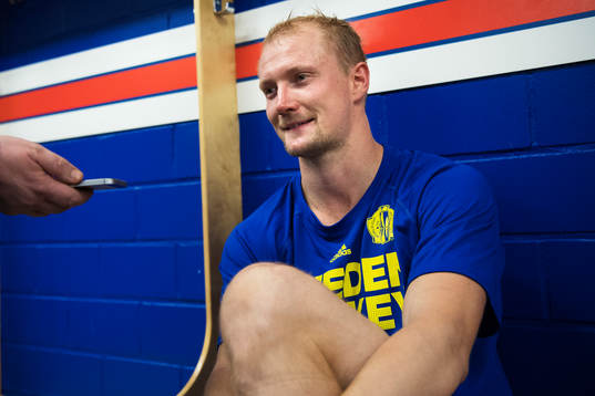 Sveriges Anton Strålman blir intervjuad