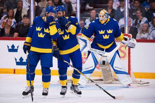 Sveriges Gabriel Landeskog och Niklas Hjalmarsson viskar