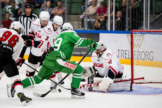 Rögles David Åslin oroar framför Malmö Redhawks