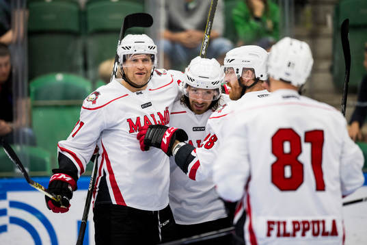 Malmö Redhawks Mathias Tjärnqvist och Jens Olsson jublar