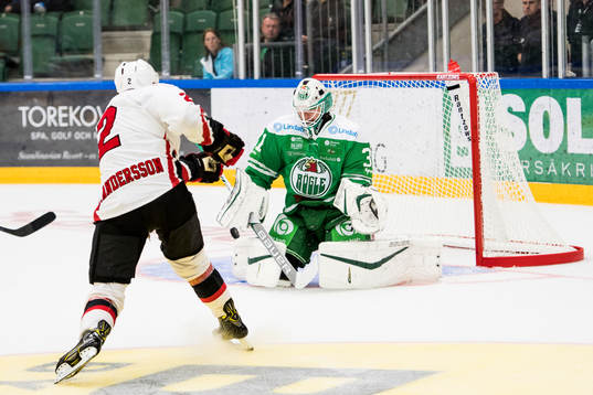 Malmö Redhawks Erik Andersson skjuter mot Rögles målvakt