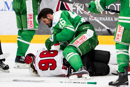 Rögles Kevin Marshall och Malmö Redhawks Kim Rosdahl i