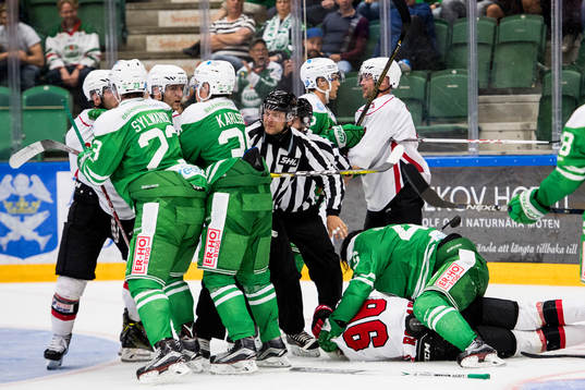 Rögles Kevin Marshall och Malmö Redhawks Kim Rosdahl i