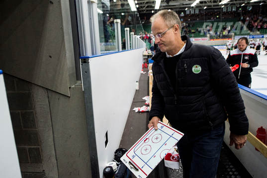 Rögles tränare Anders Eldebrink deppar