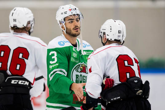 Rögles Almen Bibic tackar Malmö Redhawks Nicklas Jadeland