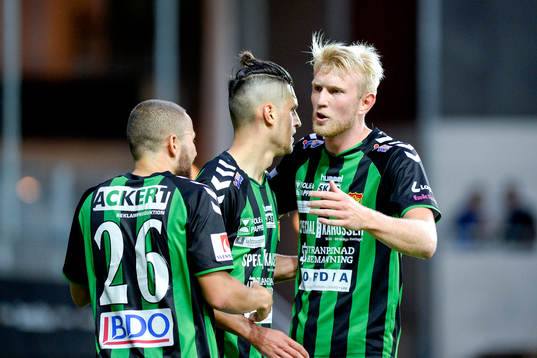GAIS Malkolm Moenza och Steven Old jublar med Luka