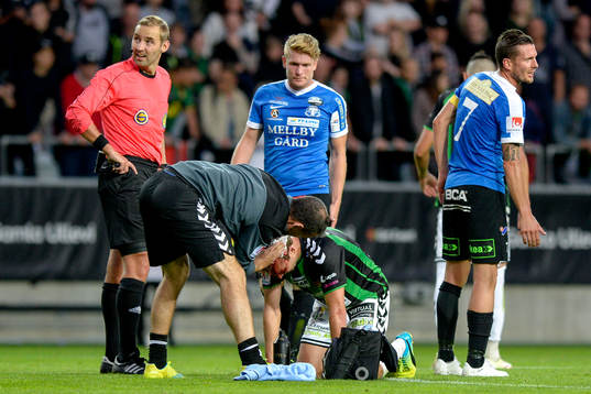 GAIS Craig Henderson blöder från huvudet och får hjälp