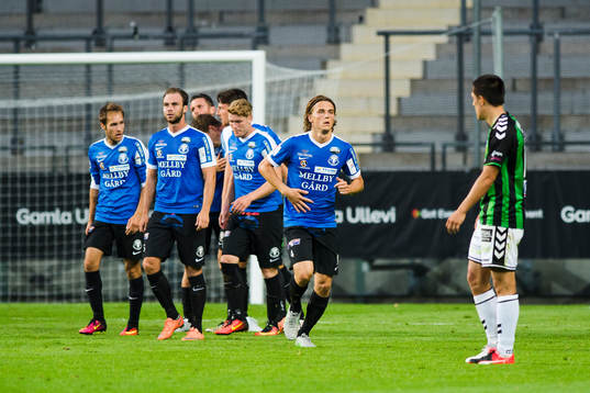 GAIS Johan Ramhorn deppar medan Trelleborgs spelare jublar