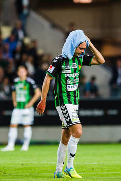GAIS Craig Henderson blöder ur huvudet och håller en