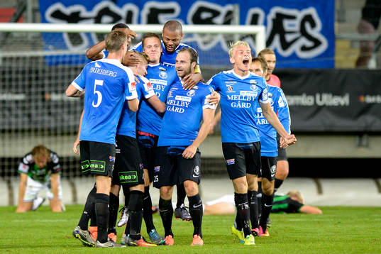 Trelleborgs Mattias Håkansson jublar med lagkamrater