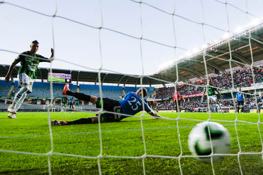 GAIS Luka Mijaljevic gör 1-0 bakom Trelleborgs försvarare