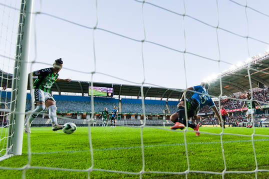 GAIS Luka Mijaljevic gör 1-0 bakom Trelleborgs försvarare