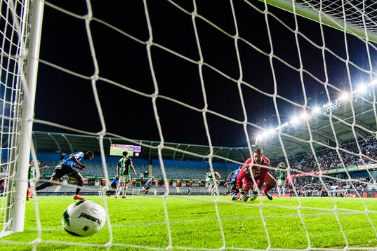 GAIS målvakt Tommi Vaiho ser bollen i mål