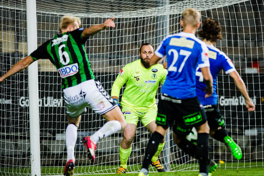 GAIS Carl Nyström försöker göra mål mot försvarande
