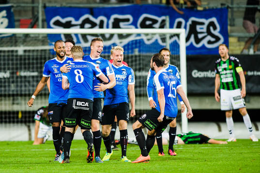 Trelleborgs Mattias Håkansson jublar med medspelare