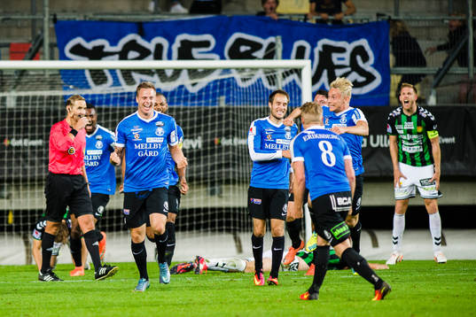 Trelleborgs Mattias Håkansson jublar med medspelare