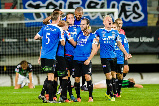 Trelleborgs Mattias Håkansson jublar med medspelare