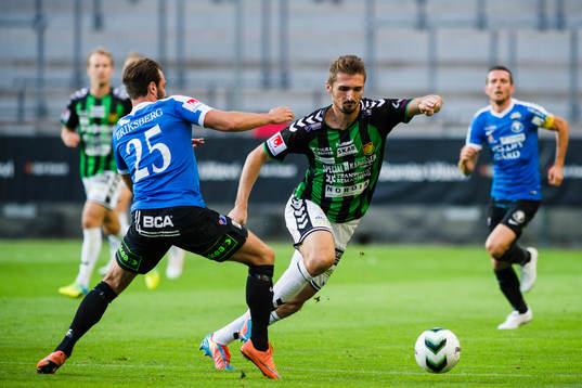 Trelleborgs Robin Jacobsson försvarar mot GAIS Dardan