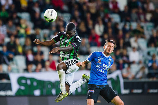 GAIS Kieron Cadogan nickar undan bollen framför