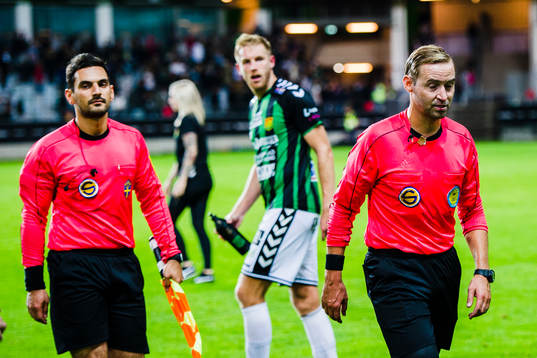 GAIS Steven Old reagerar mot domarna Mark Josef och Jim