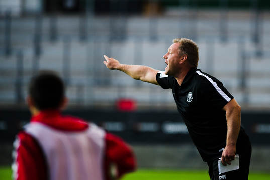 Trelleborgs tränare Patrick Winqvist gestikulerar