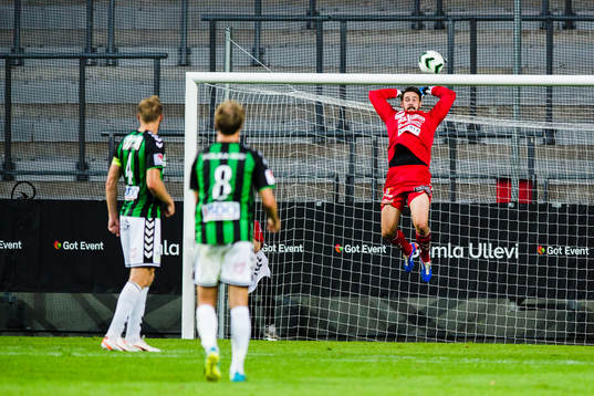 GAIS Steven Old och Craig Henderson ser målvakt Tommi