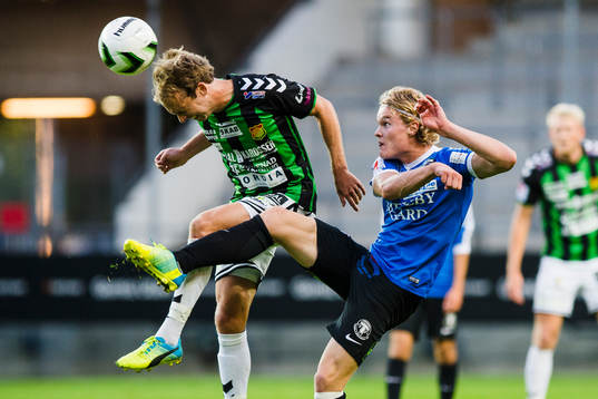 GAIS Craig Henderson nickar bollen framför Trelleborgs