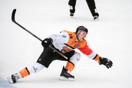Wolfsburgs Tyler Haskins sträcker sig
