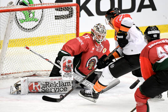 Wolfsburgs Tyler Haskins är fri framför Frölundas