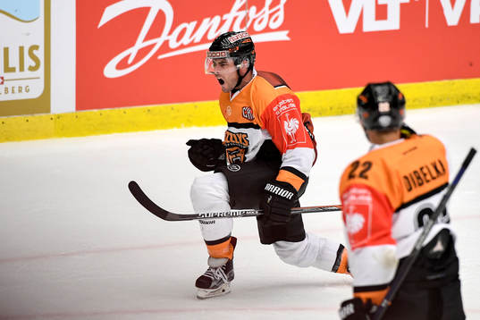 Wolfsburgs Brent Aubin jublar