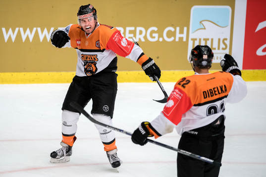 Wolfsburgs Brent Aubin jublar
