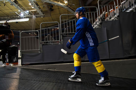 Nicklas Bäckström på väg in till Sveriges