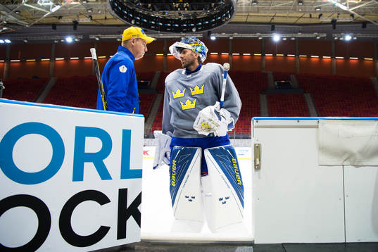 Förbundskapten Rikard Grönborg och Henrik Lundqvist