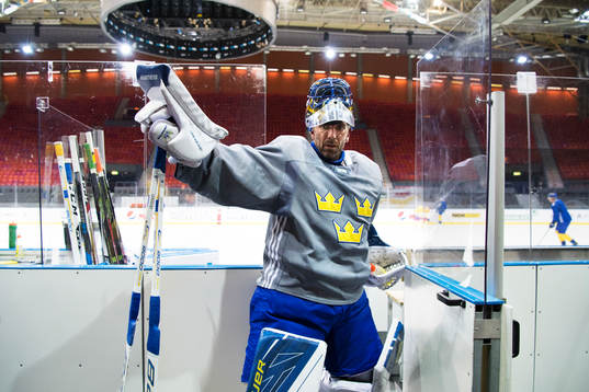 Henrik Lundqvist lämnar Sveriges ishockeylandslags träning